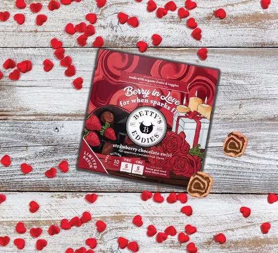 Image of Strawberry Chocolate Swirl Fruit Chews - 500mg 10pk Candy product