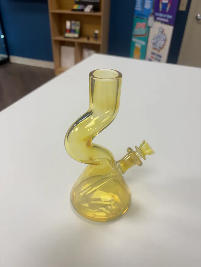 Glass Phoenix Star 7.5" squiggle Neck Fume (glassware)